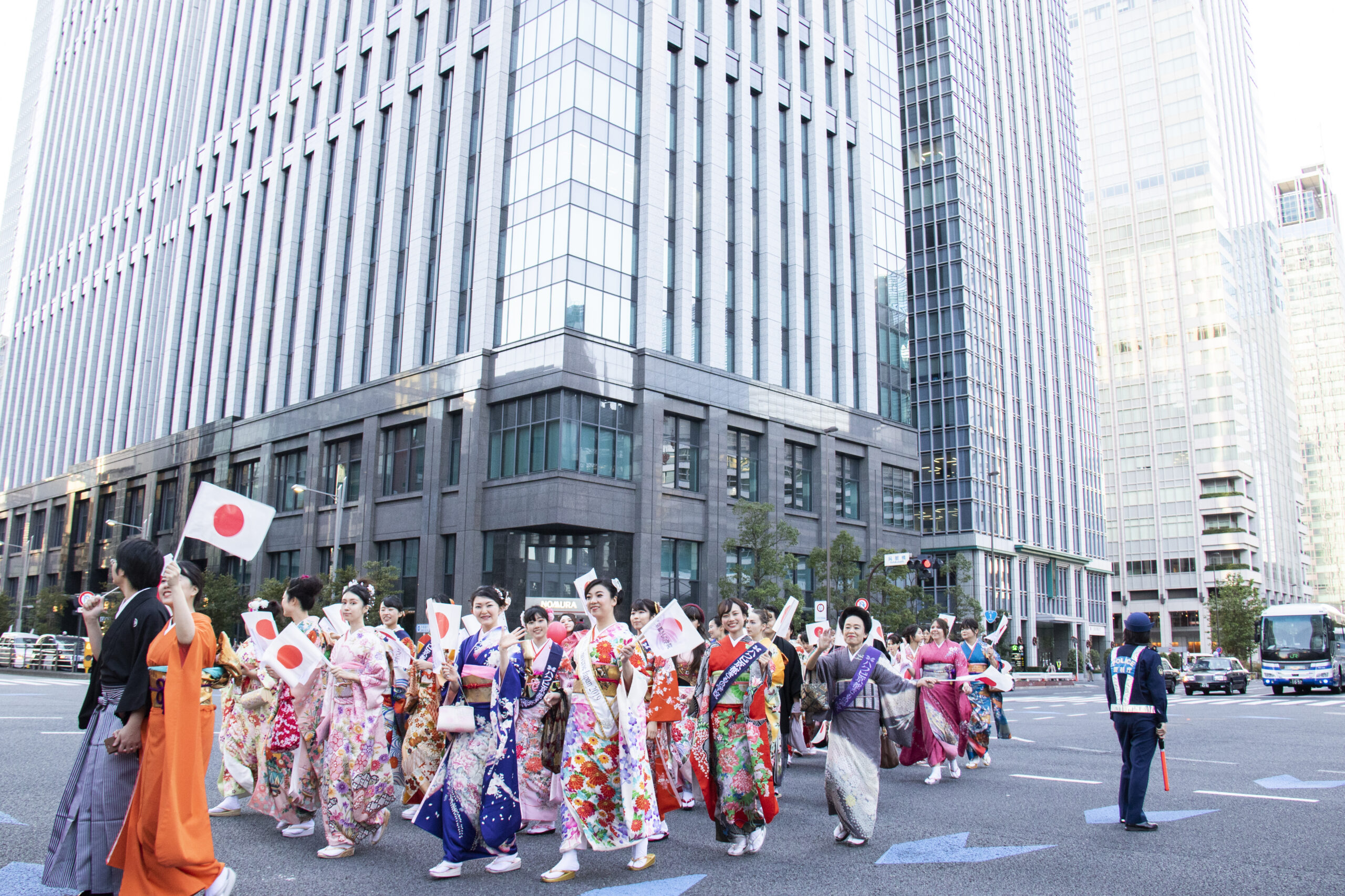日の丸を手に街を歩く参加者
